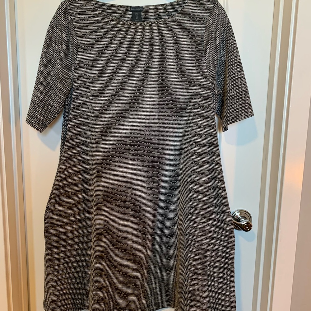 Black & White Short-Sleeve Shift Dress w/ Pockets
